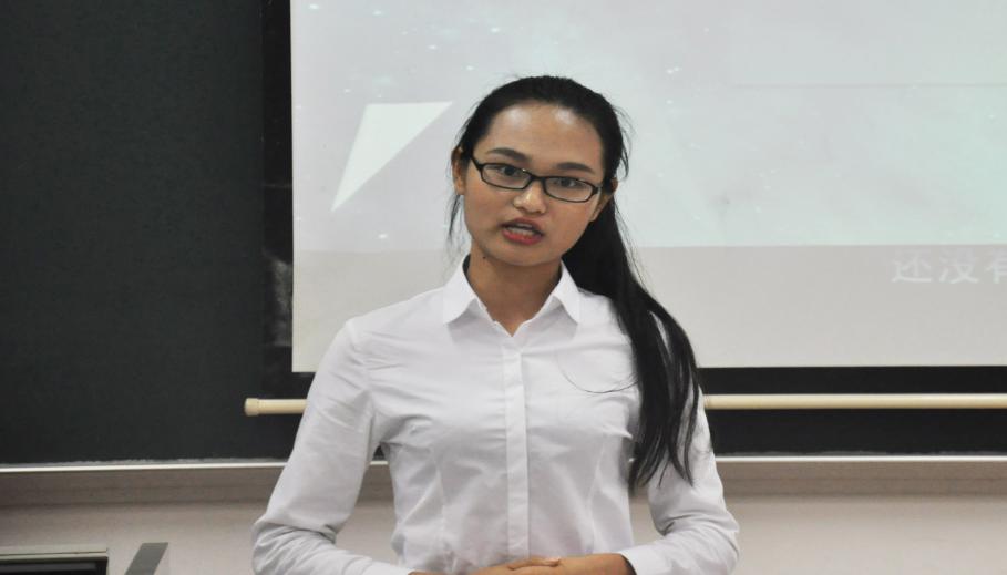 参赛选手认真展示