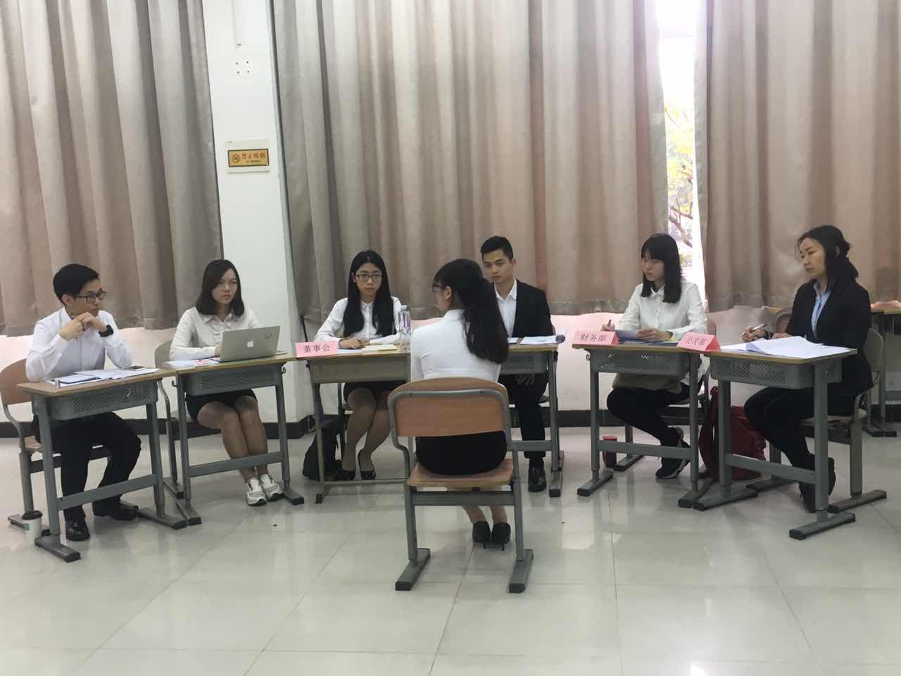 面试官认真听面试者的回答