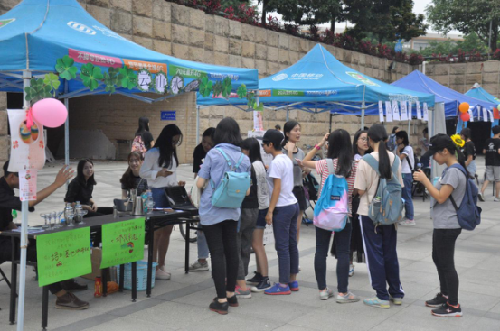 摊位前排起长长队伍