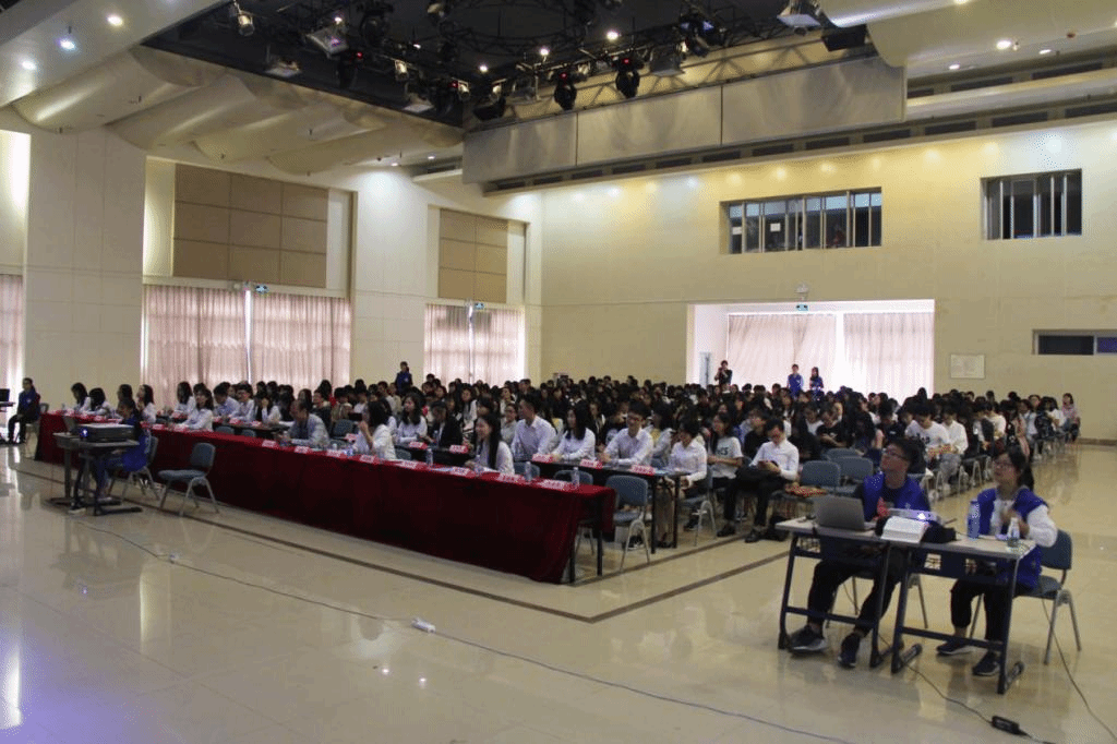 现场人员认真听讲