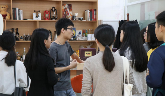 华师创院一行在咖啡阁进行交流