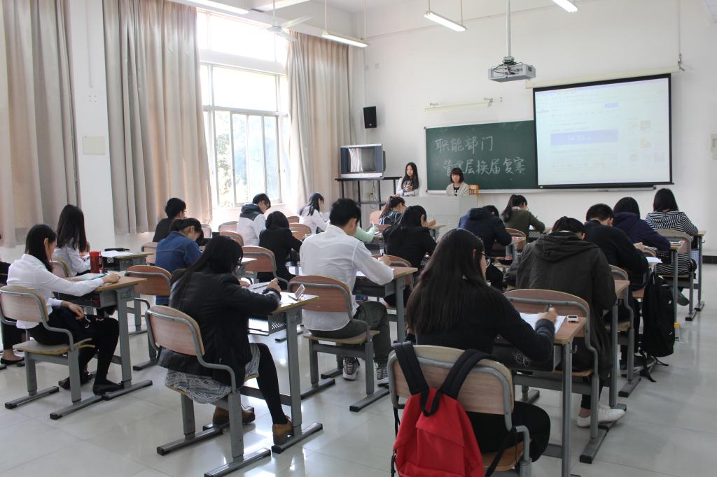 参赛选手们在紧张答题中