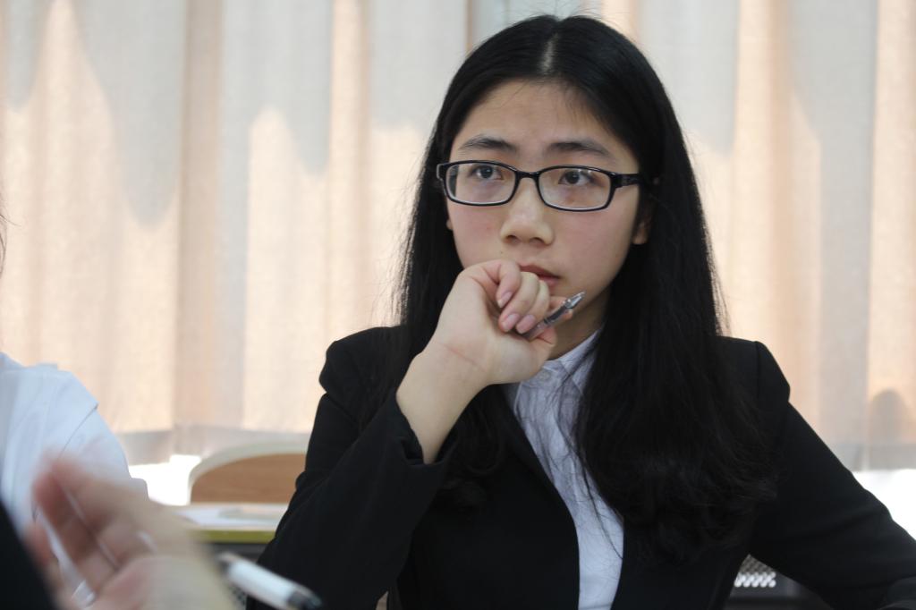 参赛选手认真倾听队友意见