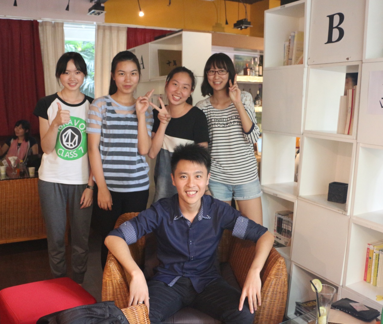 吴润阳与秘书处员工合影留念