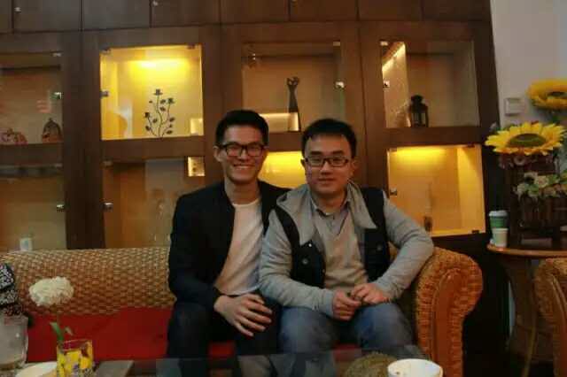 左为卢楚鹏;右为新任第二届理事,原云山周末舞会主管—李广谦