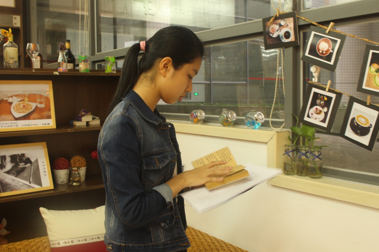 评委在查看云山书吧的顾客意见本