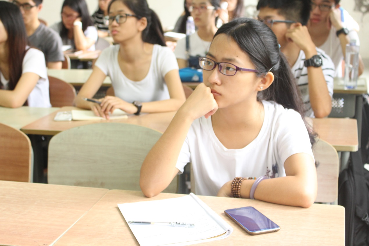 考察期管理层人员在认真听讲