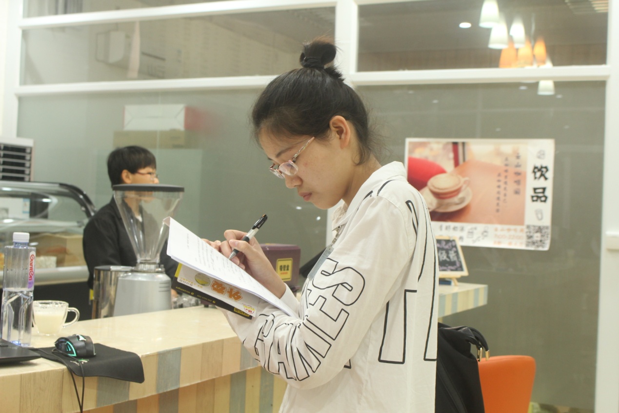 评委在填写评分表