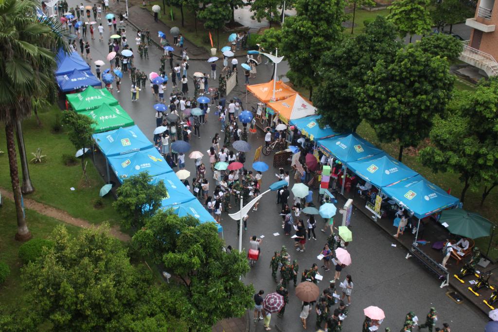 工作人员撑起一把把勤工伞