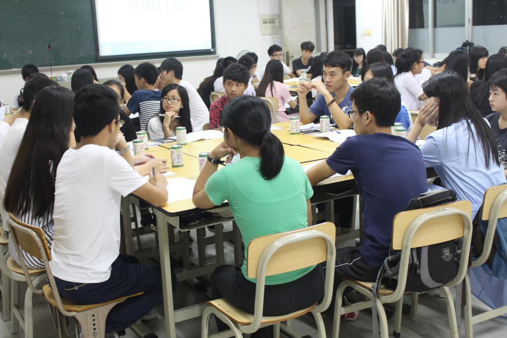 各单位代表热烈讨论中