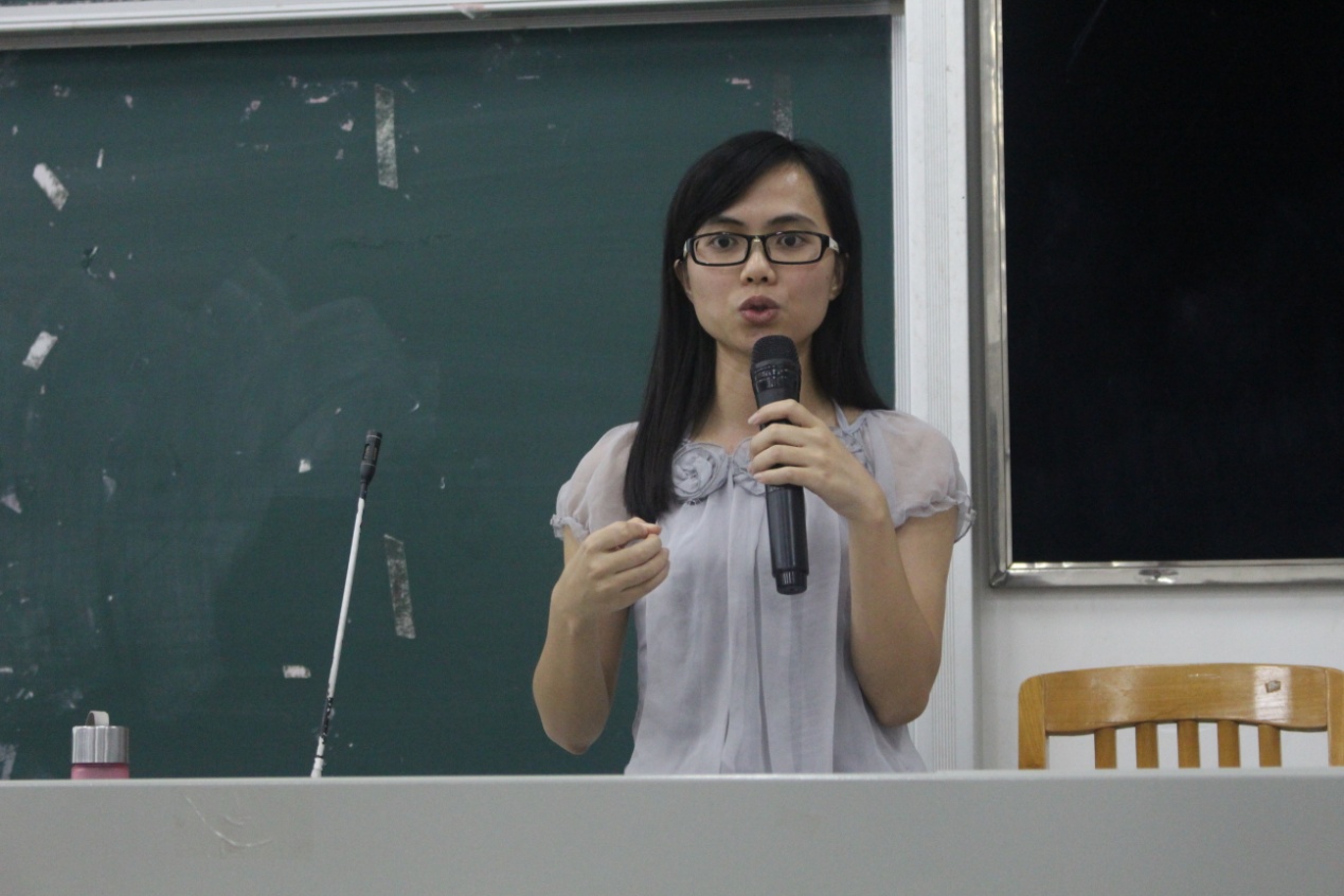 黄秋玲在做分享