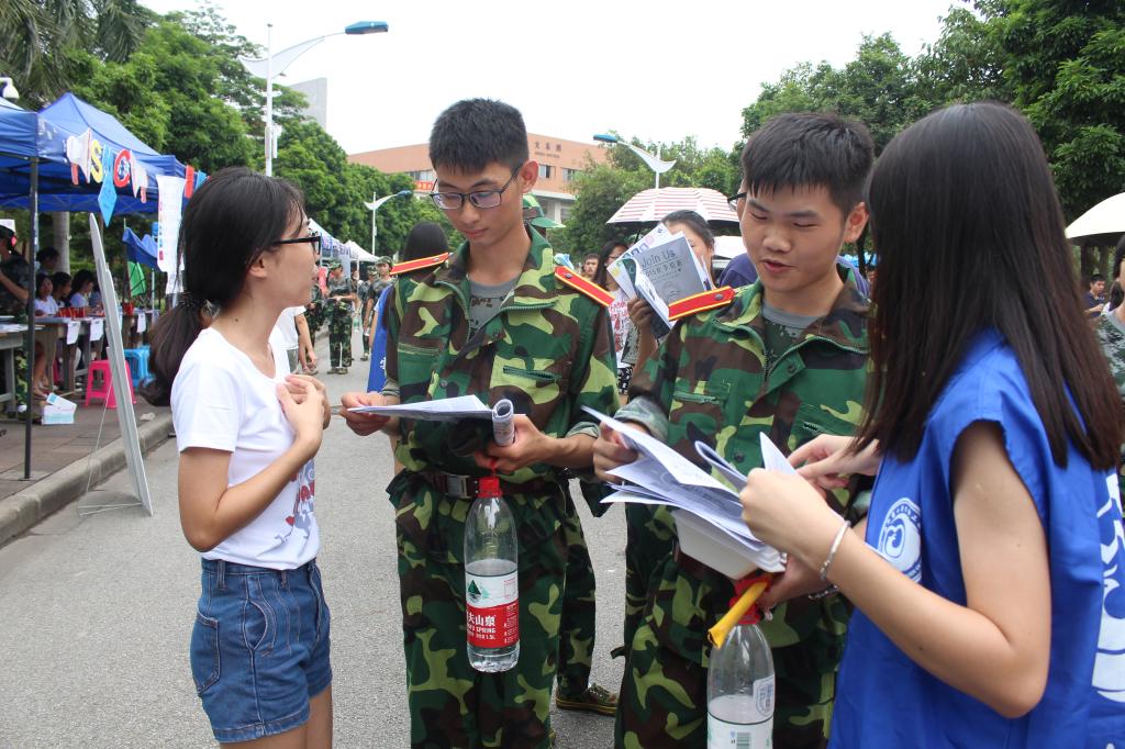工作人员热情介绍云山勤工