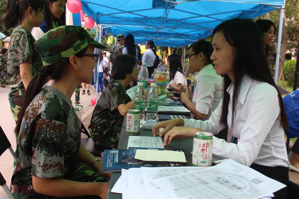 林燕娟耐心解答同学们的疑问
