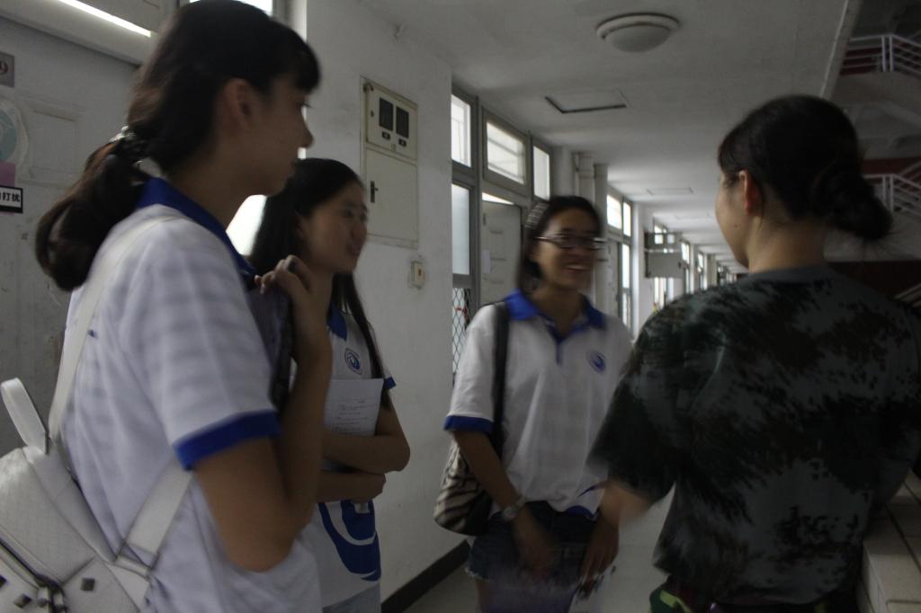 工作人员耐心解答新生疑问