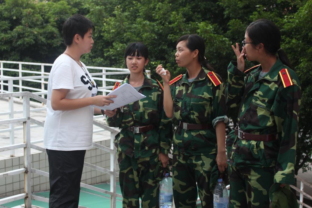 工作人员热情介绍云山勤工