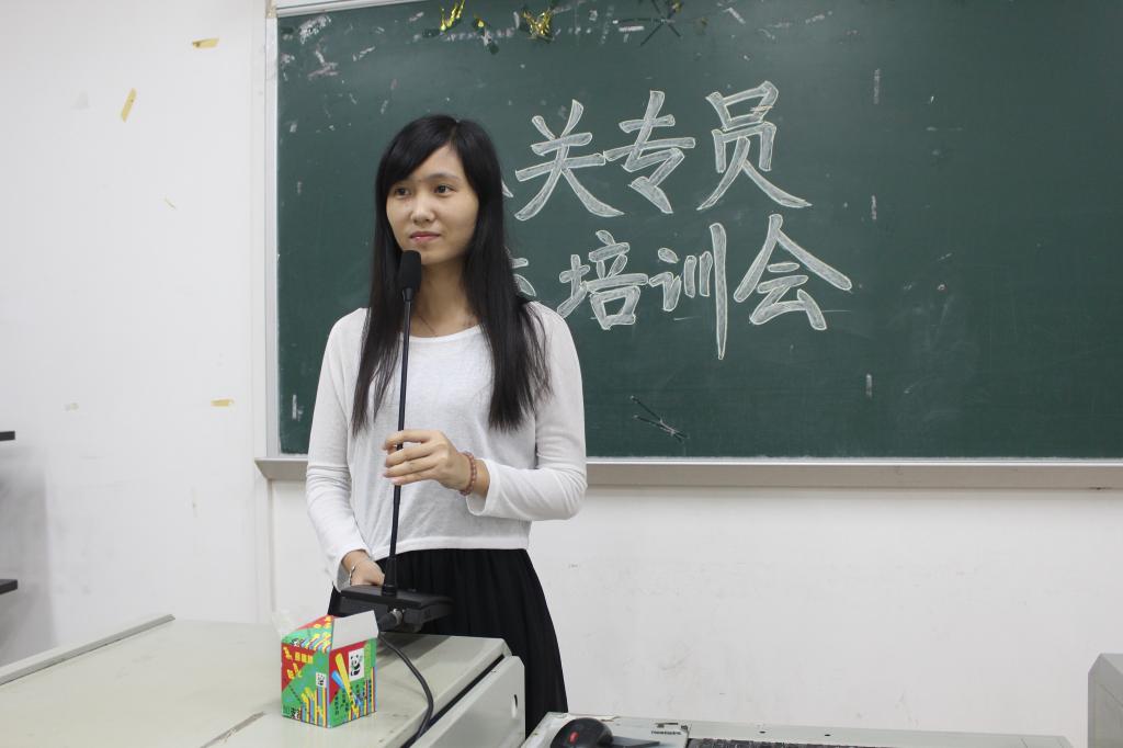 公关部经理林燕娟发言