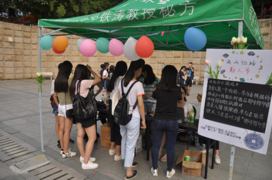 摊位上的趣味游戏