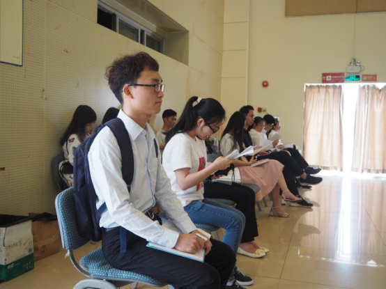 面试者在休息区等候面试