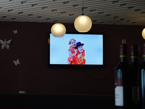 优座电视屏幕上播放的新人照片