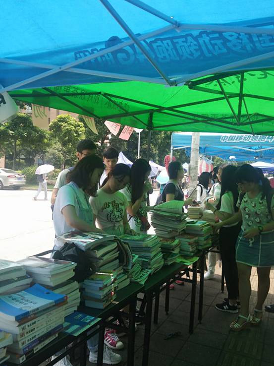 同学们正在挑选书籍