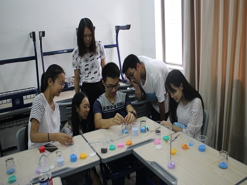 教员罗宇源正在教大家如何修饰海鸟