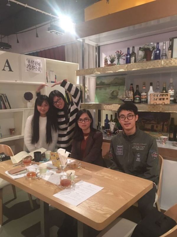 黄秋玲(右二)与校友会员工合影