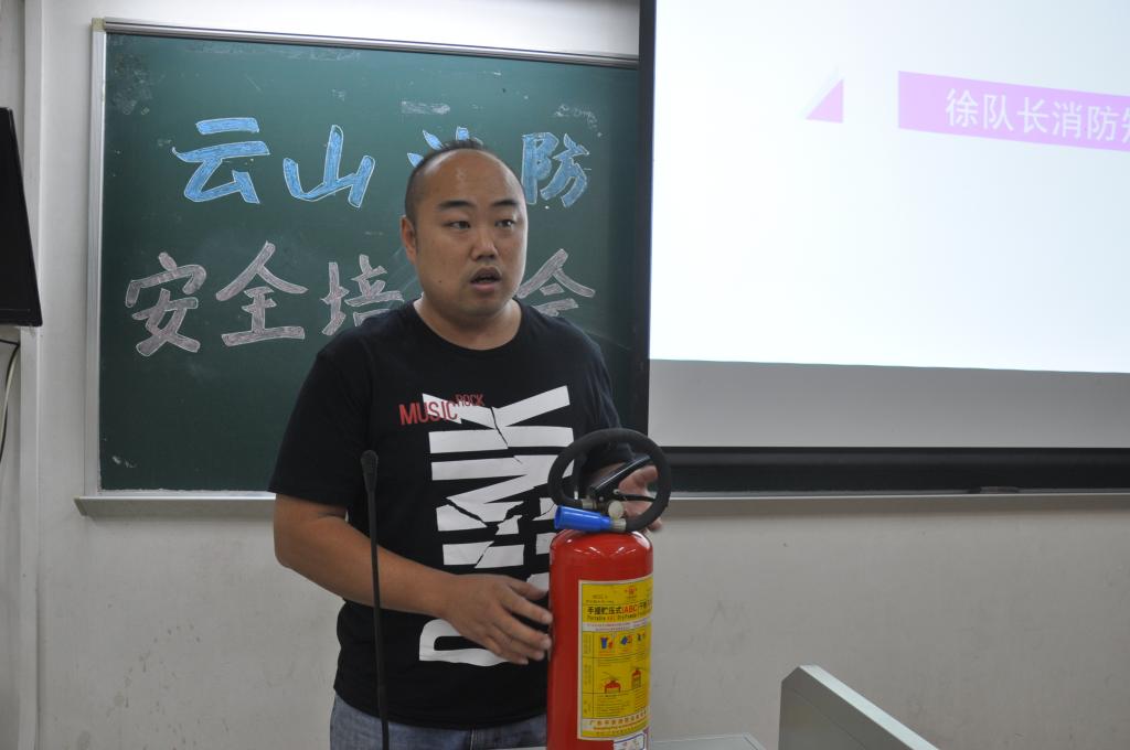 徐队长讲解有关消防器械知识