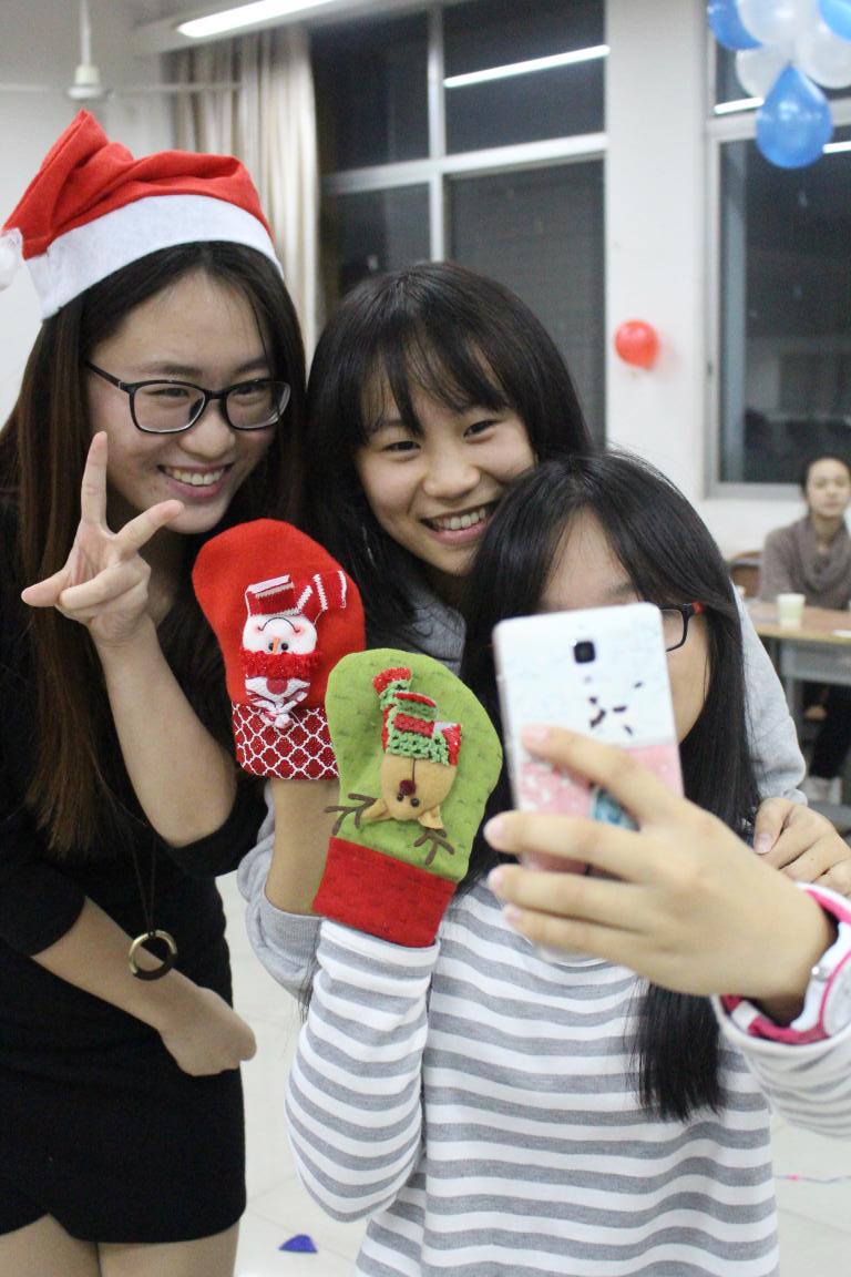 获得奖品的幸运儿在合影