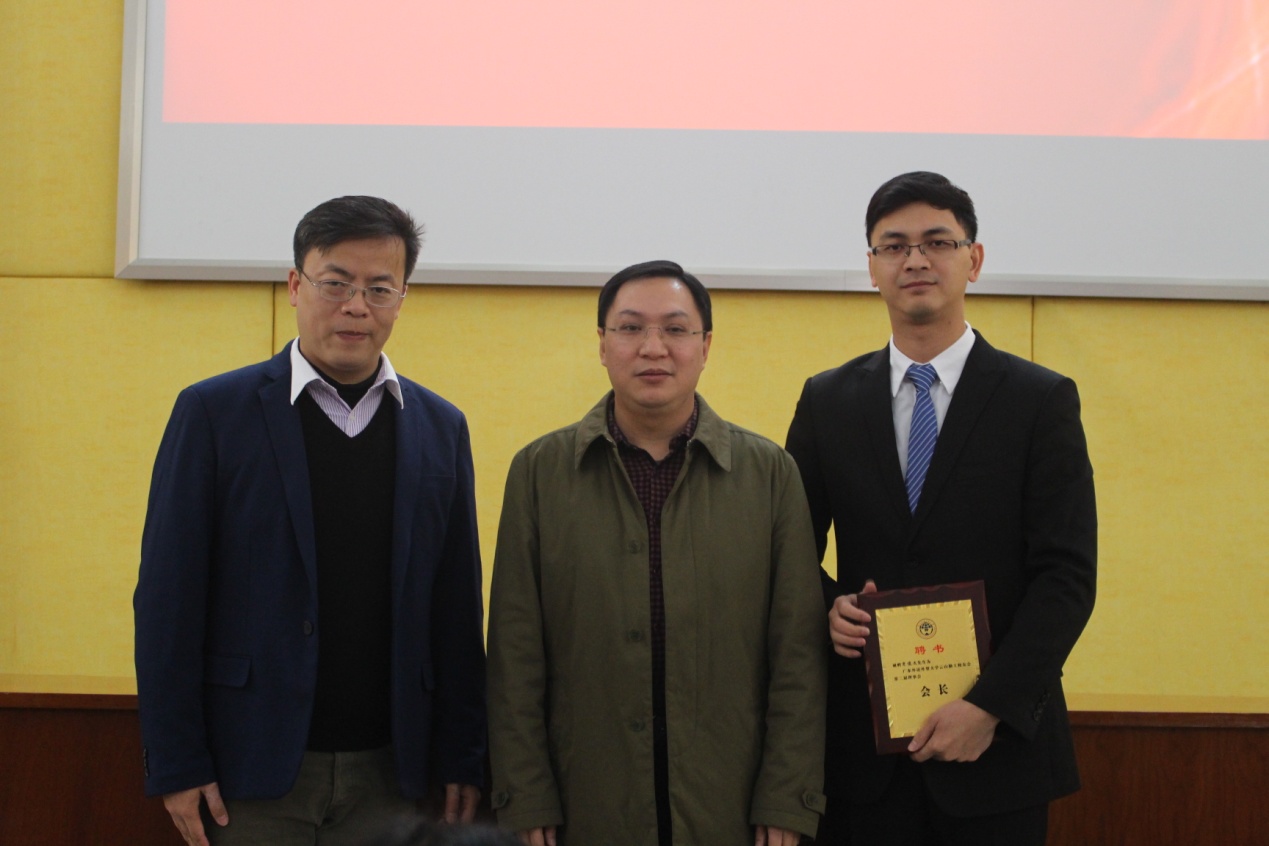 刘海春(中)为李国兴(左一)、宋俊文(右一)颁发证书