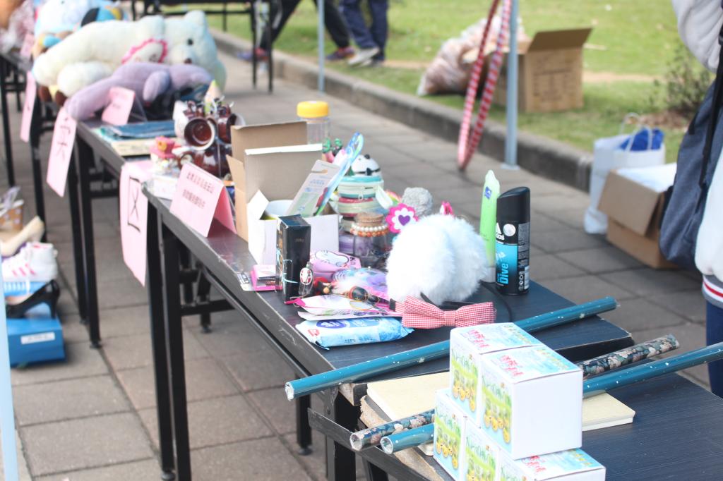 琳琅满目的义卖品