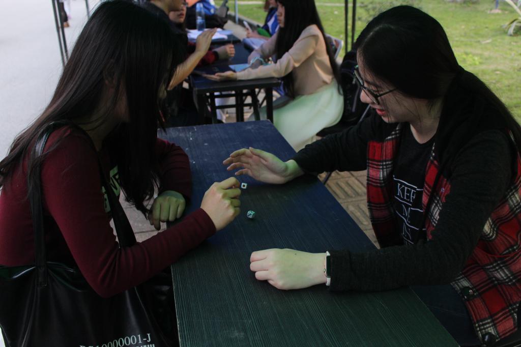 积极参与到摊位游戏中的同学