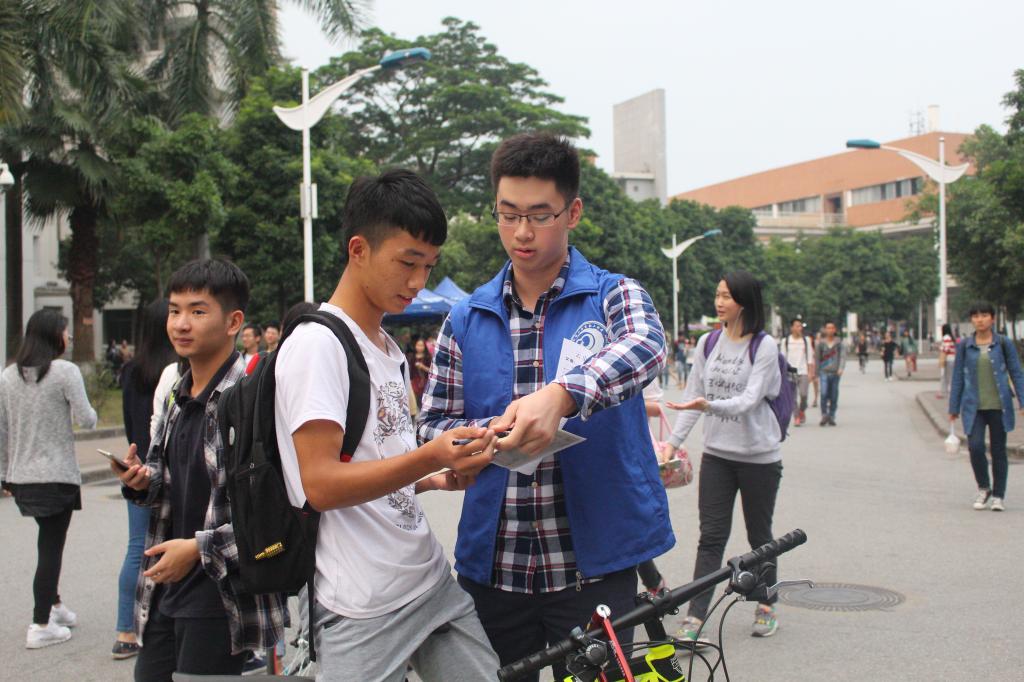 工作人员讲解本次活动