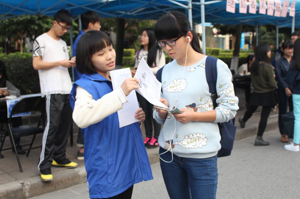 云山勤工工作人员耐心介绍挑战赛概况