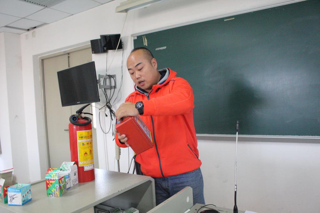 徐队长教大家如何使用防毒面具