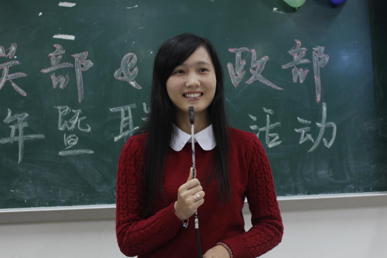 公关部经理林燕娟在发表讲话