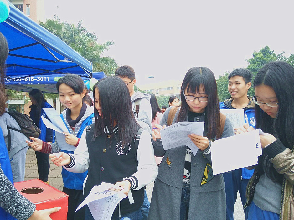 同学们认真完成调查问卷