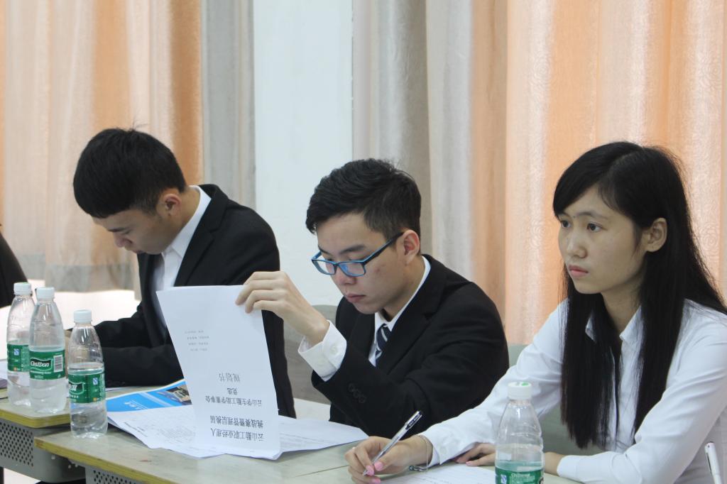 面试官认真聆听