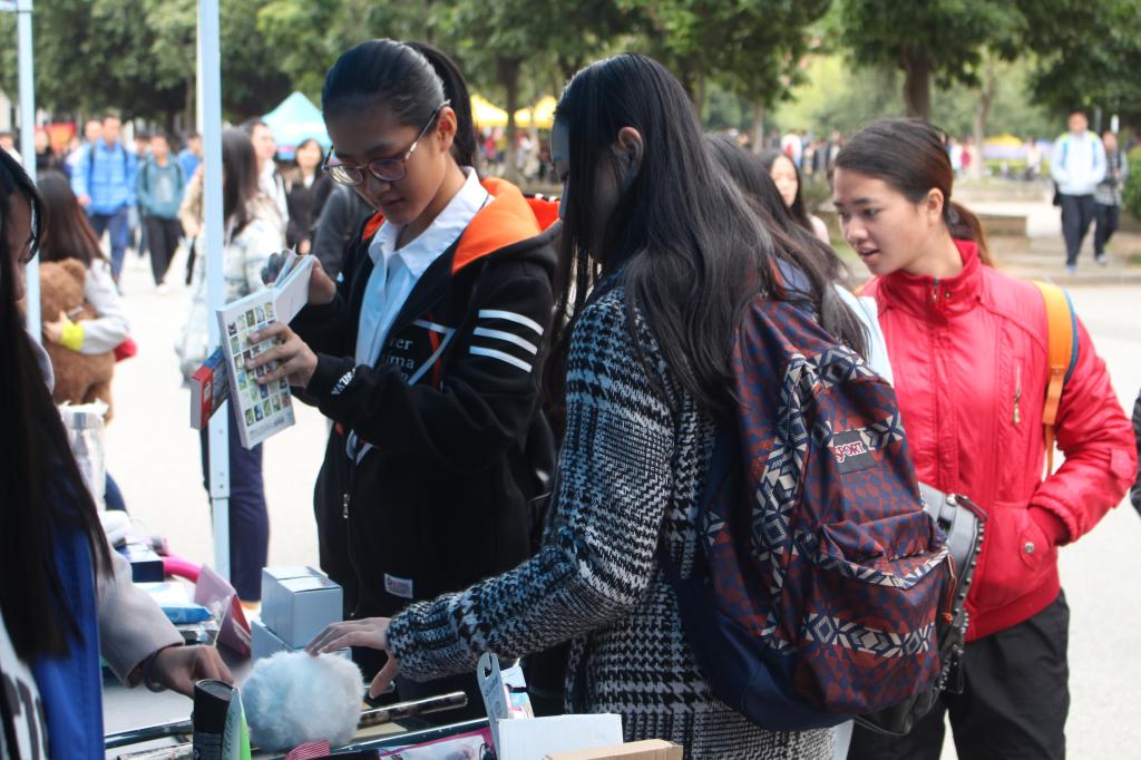 同学们挑选义卖品