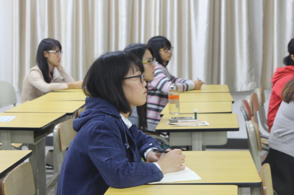 公关专员们认真听讲