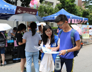 工作人员给新生介绍勤工