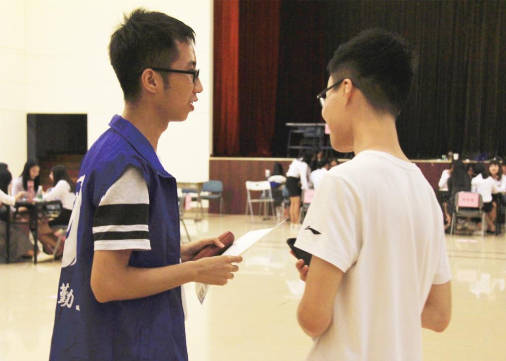 工作人员热情为面试者介绍