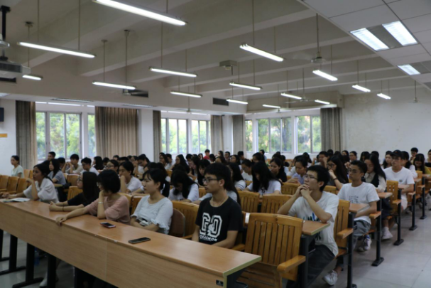 在场人员认真听讲