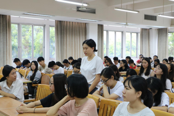 在场面试官向练丽菊师姐提问