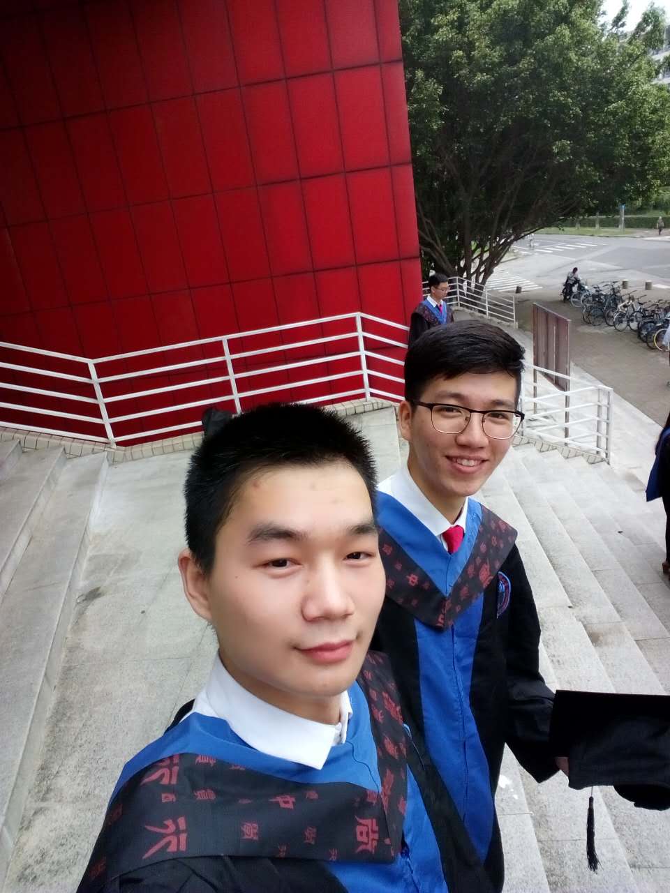 肖沛(左)与友合影