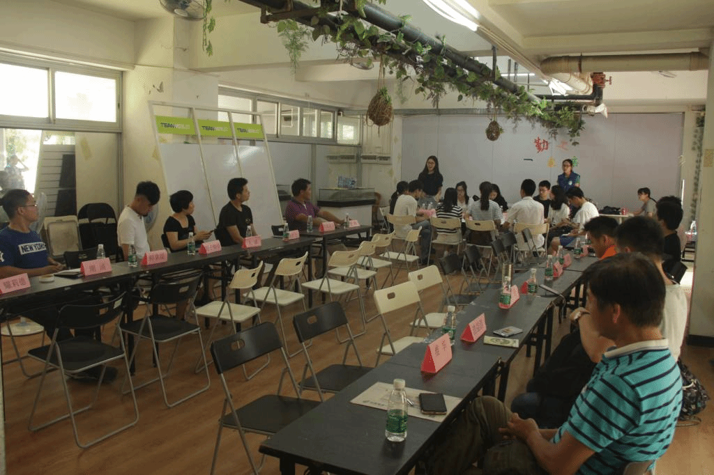 在此输入描商家和实体负责人落座述