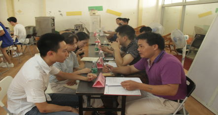 商家和实体负责人交谈