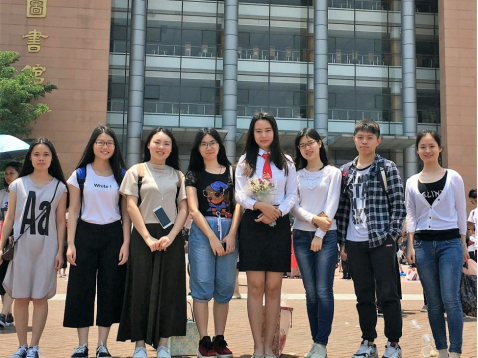 黄雪冰与往届校友会秘书处员工合影