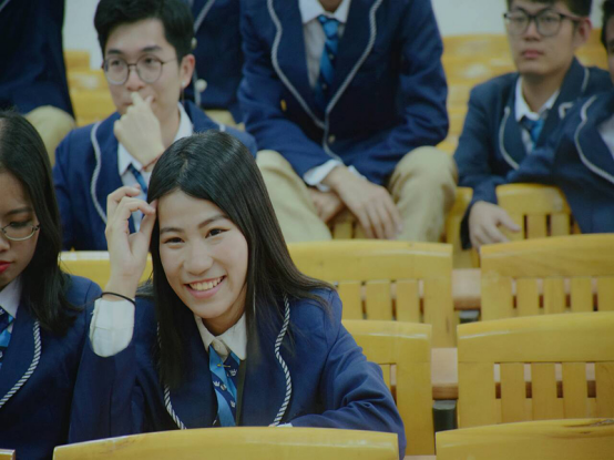 在拍毕业照的钟绮君