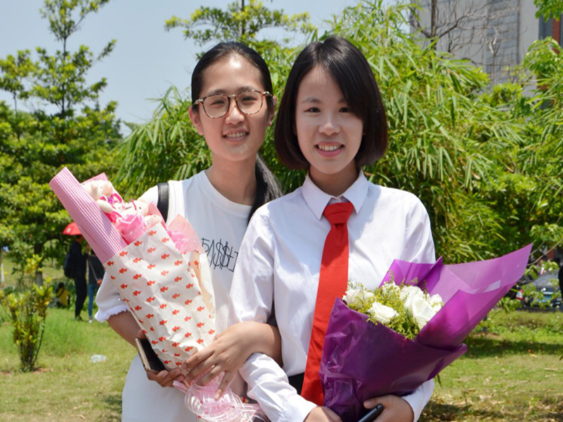 陆瑶(右一)和朋友合影