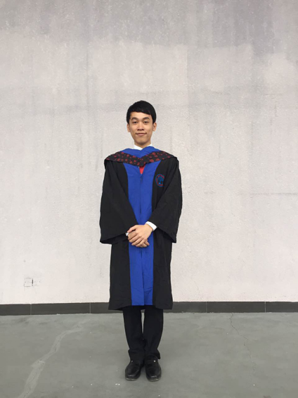 身着学士服的黄诗烽